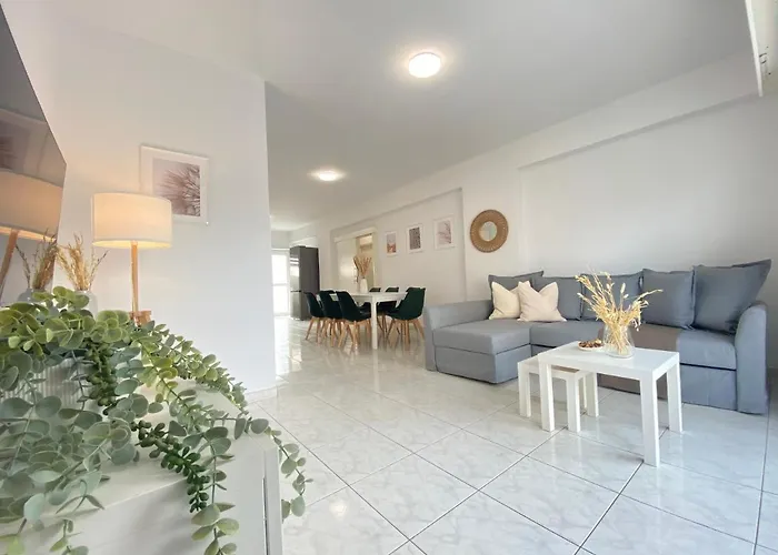 Phaedrus Living Down Town Flat Stephania 302